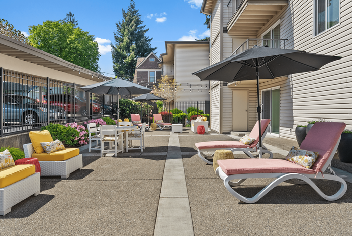 Resident Courtyard l Bayridge Apartments