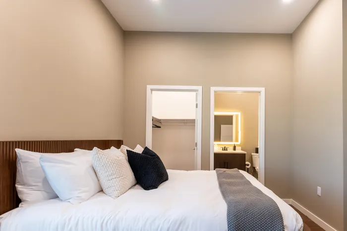 Heritage-Apartments-Springfield-Missouri-Grandview-Furnished-Two-Bedroom-Primary-Bedroom-Bathroom