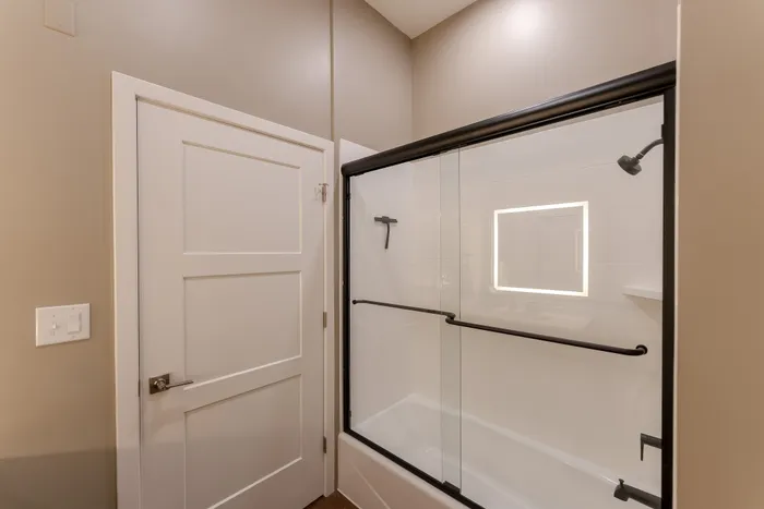 Heritage-Apartments-Springfield-Missouri-Sterling-Furnished-Three-Bedroom-Guest-Bathroom-Shower