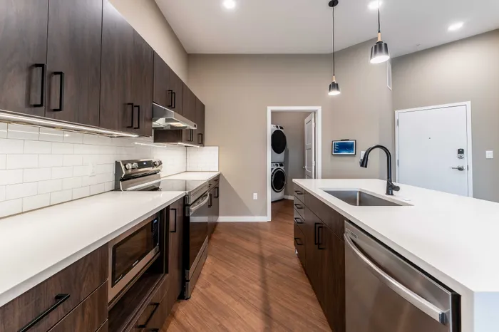 Heritage-Apartments-Springfield-Missouri-Berkeley-One-Bedroom-Kitchen-Laundry-View