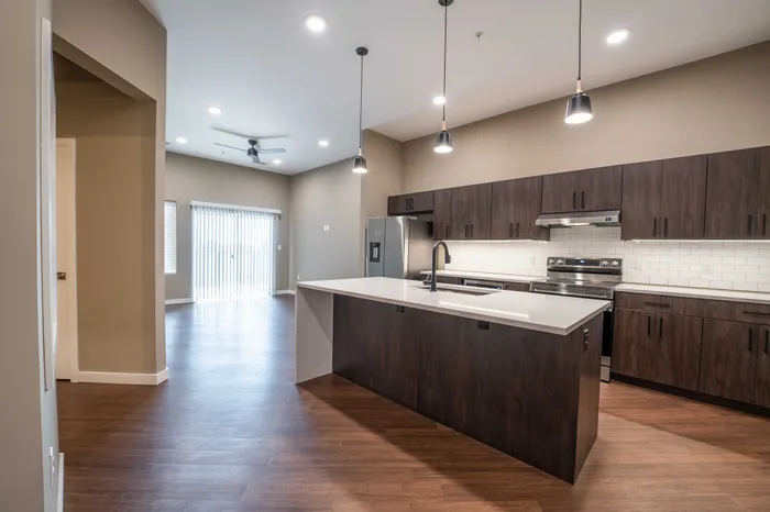 Heritage-Apartments-Springfield-Missouri-Berkeley-One-Bedroom-Living-Room-Kitchen-View