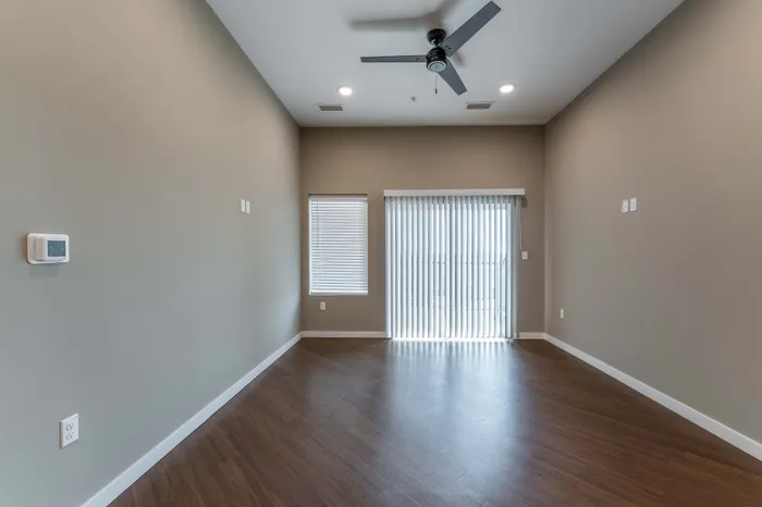 Heritage-Apartments-Springfield-Missouri-Berkeley-One-Bedroom-Living-Room