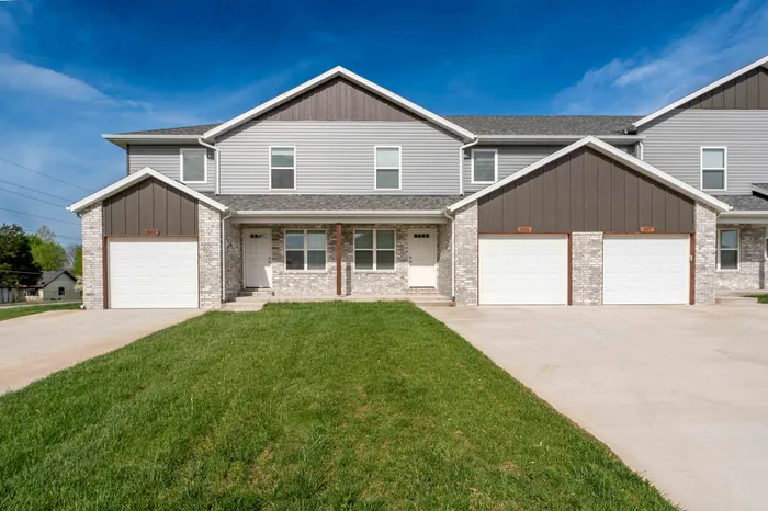 Oakwood-Heights-Townhomes-Republic-Missouri-Phase-2-Front-Porch