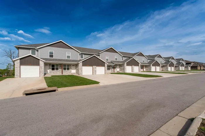 Oakwood-Heights-Townhomes-Republic-Missouri-Phase-2-Front-Yards