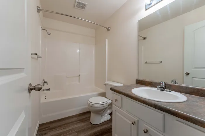Battlefield-Park-Apartments-Springfield-Missouri-Four-Bedroom-Guest-Bathroom