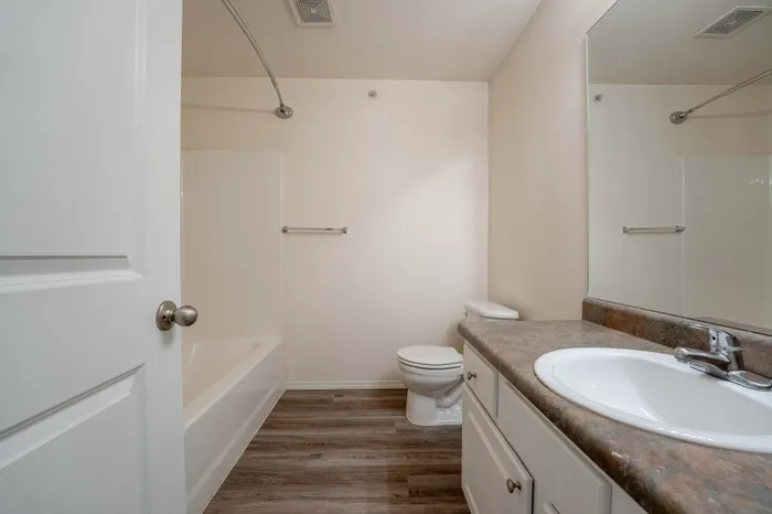 Battlefield-Park-Apartments-Springfield-Missouri-Four-Bedroom-Primary-Bathroom