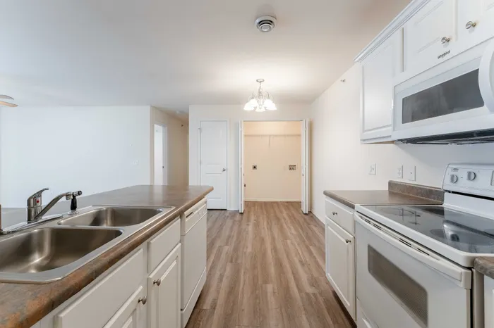 Battlefield-Park-Apartments-Springfield-Missouri-Four-Bedroom-Kitchen-Dining-Space-Washer-Dryer-Connections