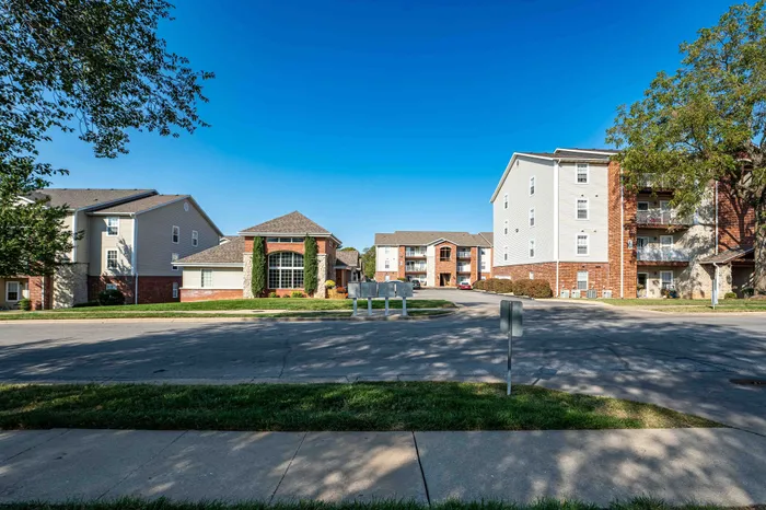 Battlefield-Park-Apartments-Springfield-Missouri-Exterior-Community-View