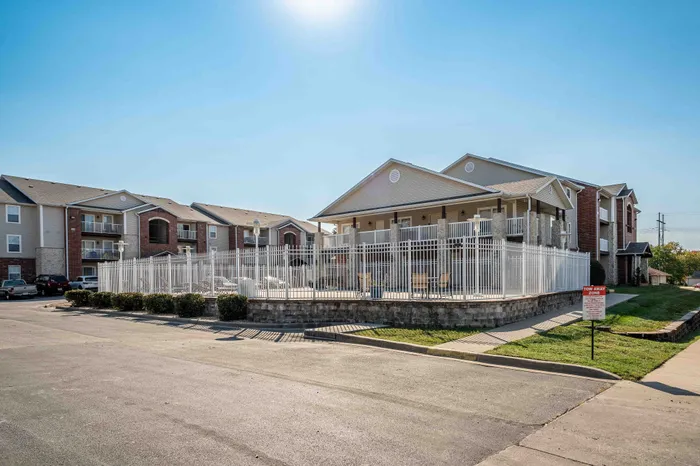 Battlefield-Park-Apartments-Springfield-Missouri-Exterior-Gated-Pool-Area