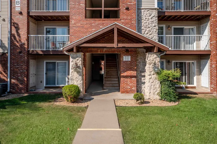 Battlefield-Park-Apartments-Springfield-Missouri-Building-Entryway