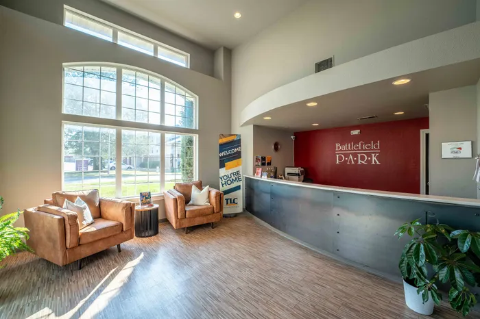 Battlefield-Park-Apartments-Springfield-Missouri-Leasing-Office-Front-Desk