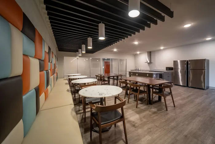 Monarch-Apartments-Springfield-Missouri-Community-Room-Kitchen-Seating