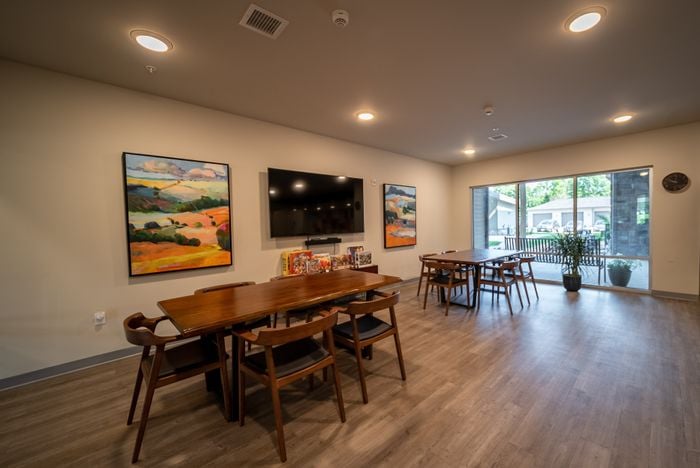 Monarch-Apartments-Springfield-Missouri-Community-Room-Seating
