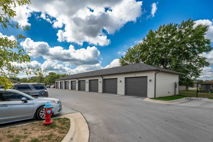 Monarch-Apartments-Springfield-Missouri-Garages