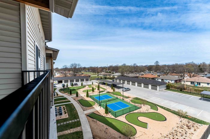 Monarch-Apartments-Springfield-Missouri-Two-Bedroom-A-Patio-Courtyard-View
