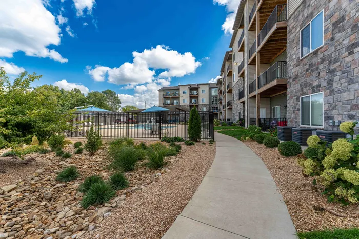 Monarch-Apartments-Springfield-Missouri-Exterior-Courtyard-Walkways