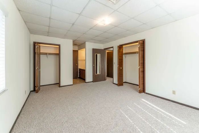 Regency-Towers-Apartments-Springfield-Missouri-One-Bedroom-B-Carpeted-Bedroom-Closets