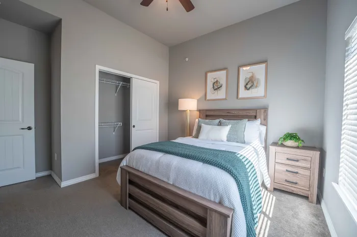 Verandas-Apartments-Springfield-Missouri-Furnished-Two-Bed-Two-Bath-Guest-Bedroom-Closet
