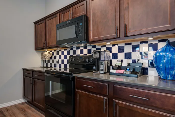 Verandas-Apartments-Springfield-Missouri-Amenities-Community-Kitchen