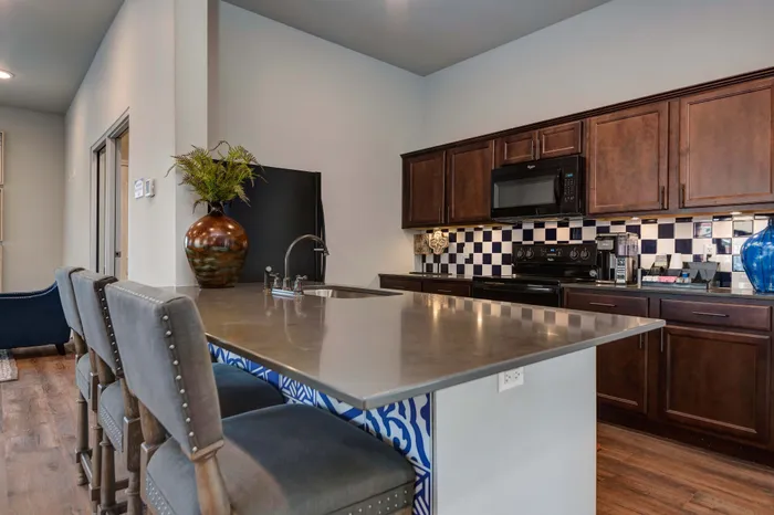 Verandas-Apartments-Springfield-Missouri-Amenities-Community-Kitchen-Breakfast-Bar