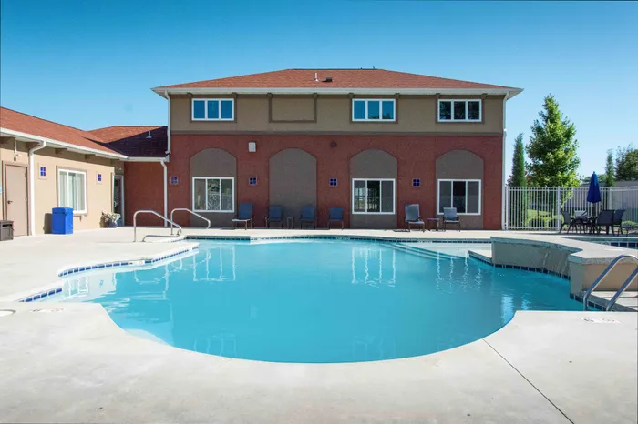 Verandas-Apartments-Springfield-Missouri-Amenities-Heated-Swimming-Pool