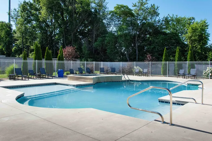Verandas-Apartments-Springfield-Missouri-Amenities-Poolside-Chairs
