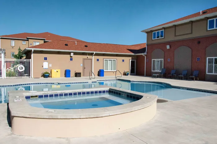 Verandas-Apartments-Springfield-Missouri-Amenities-Hot-Tub-Pool-Area