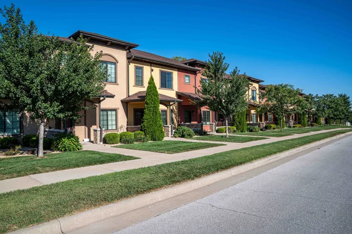 Verandas-Villas-Townhomes-Springfield-Missouri-Exterior-Street-View