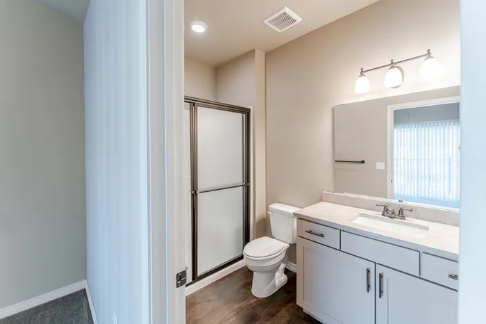 Verandas-Villas-Townhomes-Springfield-Missouri-Two-Bedroom-Guest-Bathroom