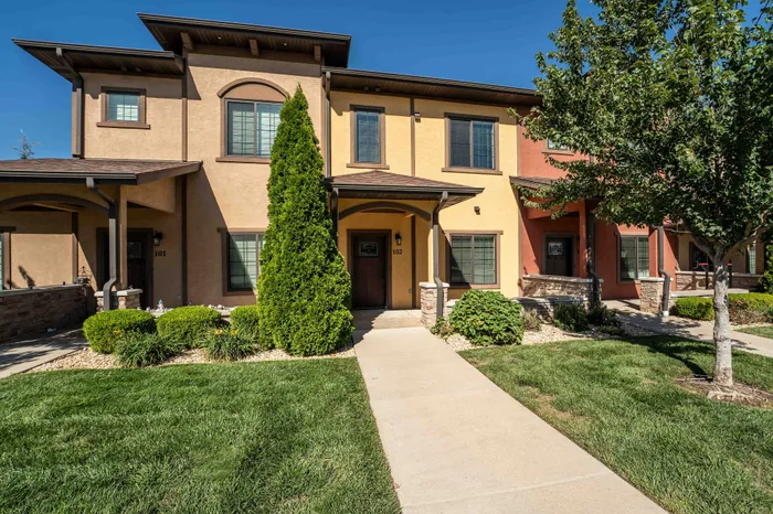 Verandas-Villas-Townhomes-Springfield-Missouri-Two-Bedroom-Covered-Front-Porch