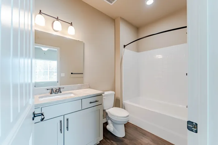 Verandas-Villas-Townhomes-Springfield-Missouri-Two-Bedroom-Primary-Bathroom
