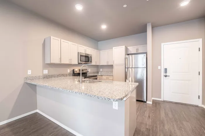 Veranda-Vistas-55-Plus-Apartments-Springfield-Missouri-One-Bedroom-Kitchen-Front-Door