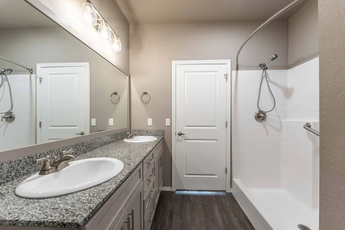 Veranda-Vistas-55-Plus-Apartments-Springfield-Missouri-One-Bedroom-Bathroom