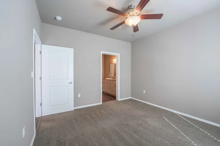 Veranda-Vistas-55-Plus-Apartments-Springfield-Missouri-One-Bedroom-Bedroom-Bathroom-Door
