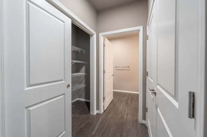 Veranda-Vistas-55-Plus-Apartments-Springfield-Missouri-Two-Bedroom-Hallway-Closet