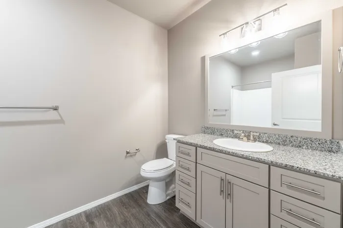 Veranda-Vistas-55-Plus-Apartments-Springfield-Missouri-Two-Bedroom-Guest-Bathroom