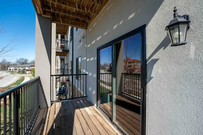 Veranda-Vistas-55-Plus-Apartments-Springfield-Missouri-Two-Bedroom-Balcony-Doors