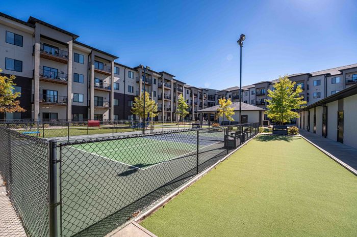Veranda-Vistas-55-Plus-Apartments-Springfield-Missouri-Exteriors-Pickleball-Courtyard