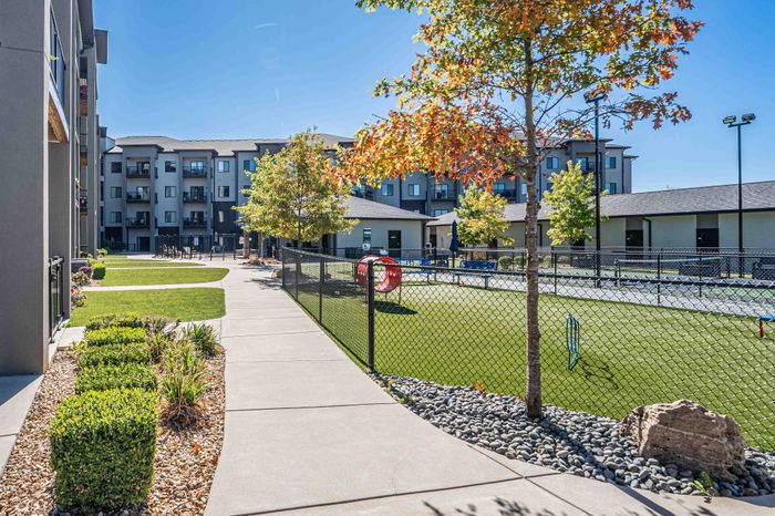 Veranda-Vistas-55-Plus-Apartments-Springfield-Missouri-Exteriors-Dog-Park-Courtyard