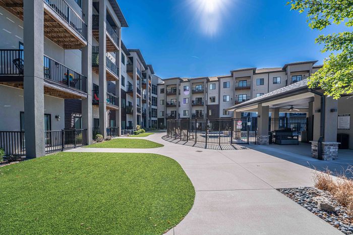 Veranda-Vistas-55-Plus-Apartments-Springfield-Missouri-Exteriors-Courtyard-Walkways