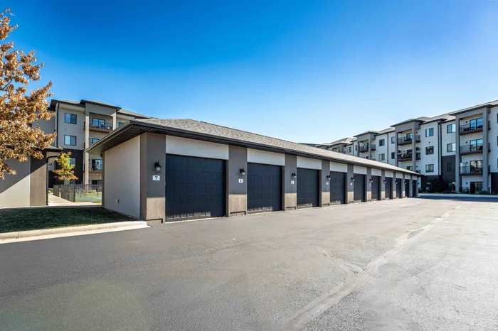 Veranda-Vistas-55-Plus-Apartments-Springfield-Missouri-Amenities-Detached-Garages