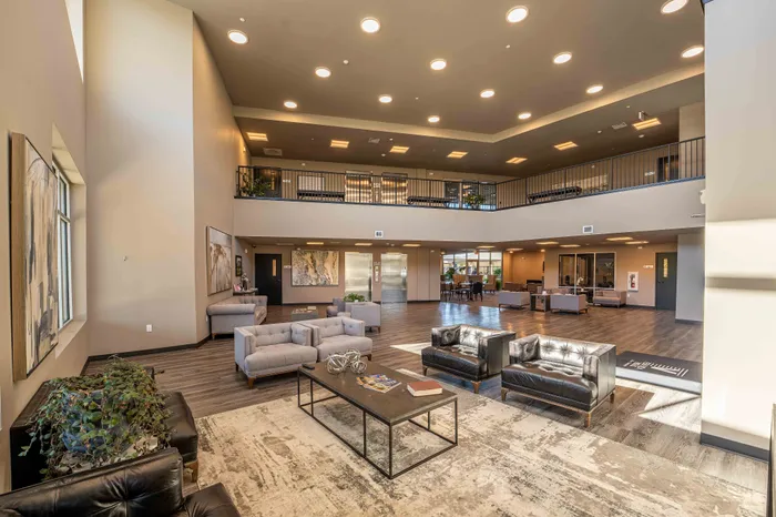 Veranda-Vistas-55-Plus-Apartments-Springfield-Missouri-Amenities-Lobby-Community-Seating