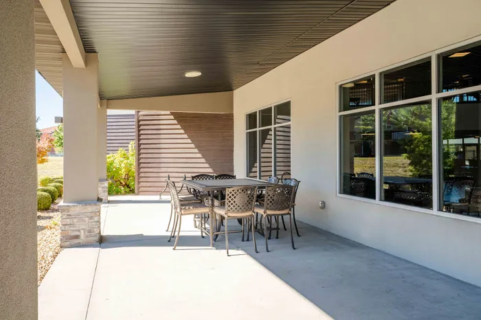 Veranda-Vistas-55-Plus-Apartments-Springfield-Missouri-Amenities-Patio-Seating