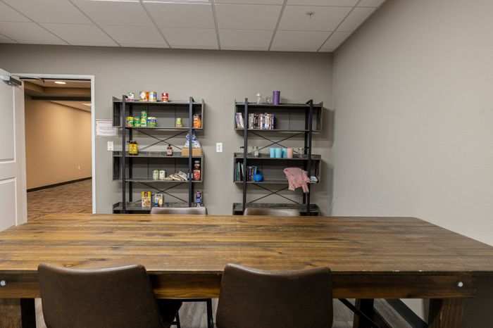 Promenade-Commons-Apartments-Rogers-Arkansas-Amenities-Craft-Room-Table
