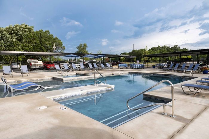 Promenade-Commons-Apartments-Rogers-Arkansas-Amenities-Heated-Saltwater-Pool