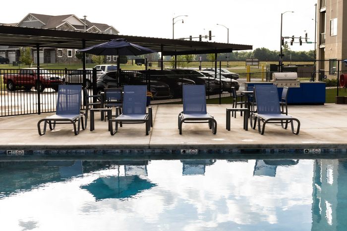 Promenade-Commons-Apartments-Rogers-Arkansas-Amenities-Heated-Saltwater-Poolside-Chairs
