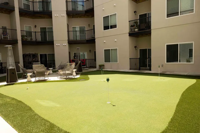 Promenade-Commons-Apartments-Rogers-Arkansas-Amenities-Putting-Green