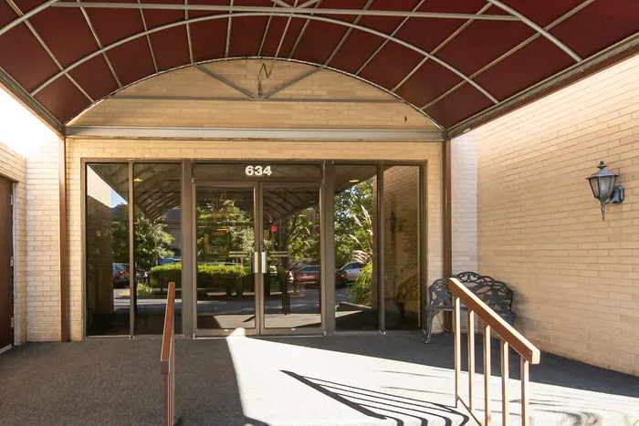 Regency-Tower-Apartments-Springfield-Missouri-Entrance