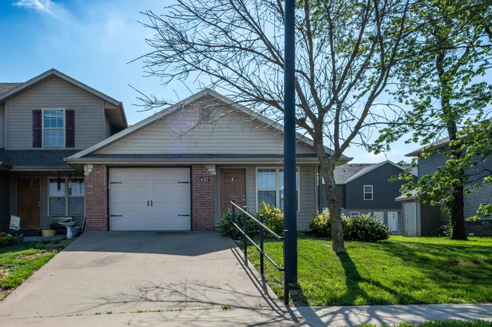 Oakwood-Heights-Townhomes-Republic-Missouri-Phase-1-Two-Bedroom-Front-Exterior