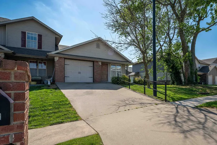 Oakwood-Heights-Townhomes-Republic-Missouri-Phase-1-Two-Bedroom-Driveway